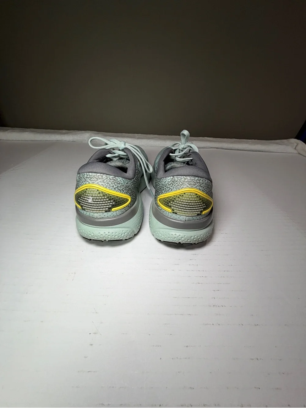 Brooks Mint Green men’s Running Shoes excellent condition